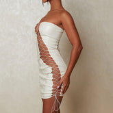 Sinnliches, trägerloses, figurbetontes Club-Minikleid mit Schnürung und Cut-Outs - Weiß